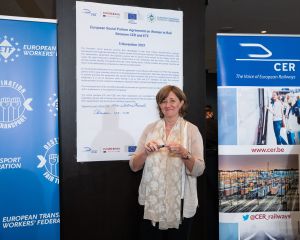Woman_in_Rail_WEB-001d