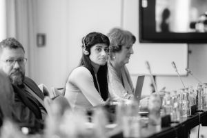 Woman_in_Rail_WEB-113