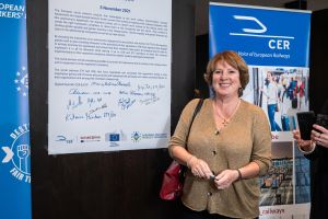 Woman_in_Rail_WEB-171